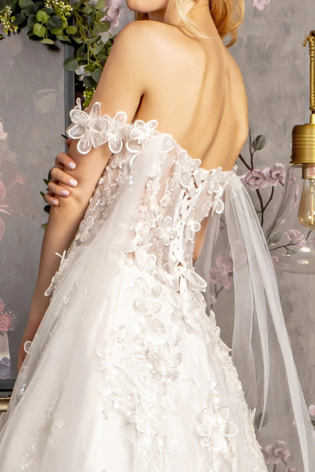 Abito da sposa con maniche a mantello e spalle scoperte, con decalcomania floreale 3D